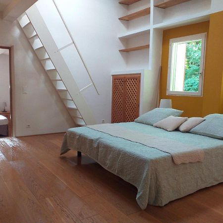 Maison Au Coeur De Fontaine De Vaucluse, Nichee Sur Le Rocher Et Surplombant La Sorgue Экстерьер фото